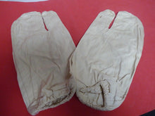 Load image into Gallery viewer, Original WW2 British Army Gunners Winter White Gloves - 1942 - The Militaria Shop