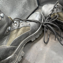 Lade das Bild in den Galerie-Viewer, Army Black Leather High Top Magnum Combat Boots - Size EU 40 - UK 6.5 - 250 - The Militaria Shop