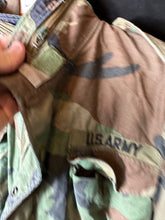 Lade das Bild in den Galerie-Viewer, Genuine US M65 Woodland Camouflage Field Jacket - Small Short - The Militaria Shop