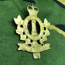 Load image into Gallery viewer, Genuine Canadian Army Brass Cap Badge - Régiment de Hull - The Militaria Shop