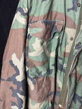 Lade das Bild in den Galerie-Viewer, Genuine US M65 Woodland Camouflage Field Jacket - Small Short - The Militaria Shop