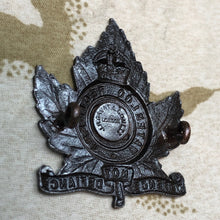 Load image into Gallery viewer, Original Canadian Army WW1 29th Waterloo Regiment Bronze Cap Badge - The Militaria Shop