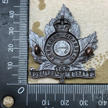 Load image into Gallery viewer, Original Canadian Army WW1 29th Waterloo Regiment Bronze Cap Badge - The Militaria Shop