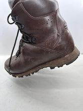 Lade das Bild in den Galerie-Viewer, British Army Surplus Brown Leather Combat Boots - ITURRI - Size UK 7 M - The Militaria Shop