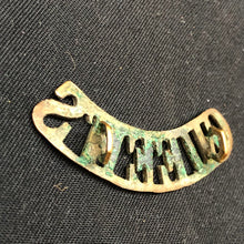Lade das Bild in den Galerie-Viewer, Original WW1 British Army Brass Shoulder Title - Queen's Regiment - The Militaria Shop
