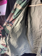 Lade das Bild in den Galerie-Viewer, Genuine US M65 Woodland Camouflage Field Jacket - Medium Long - The Militaria Shop