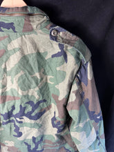Lade das Bild in den Galerie-Viewer, Genuine US M65 Woodland Camouflage Field Jacket - Small Regular - The Militaria Shop