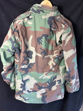 Lade das Bild in den Galerie-Viewer, Genuine US M65 Woodland Camouflage Field Jacket - Medium Regular - The Militaria Shop