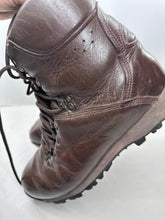Lade das Bild in den Galerie-Viewer, British Army Surplus Brown Leather Combat Boots - ITURRI - Size UK 9 M - The Militaria Shop