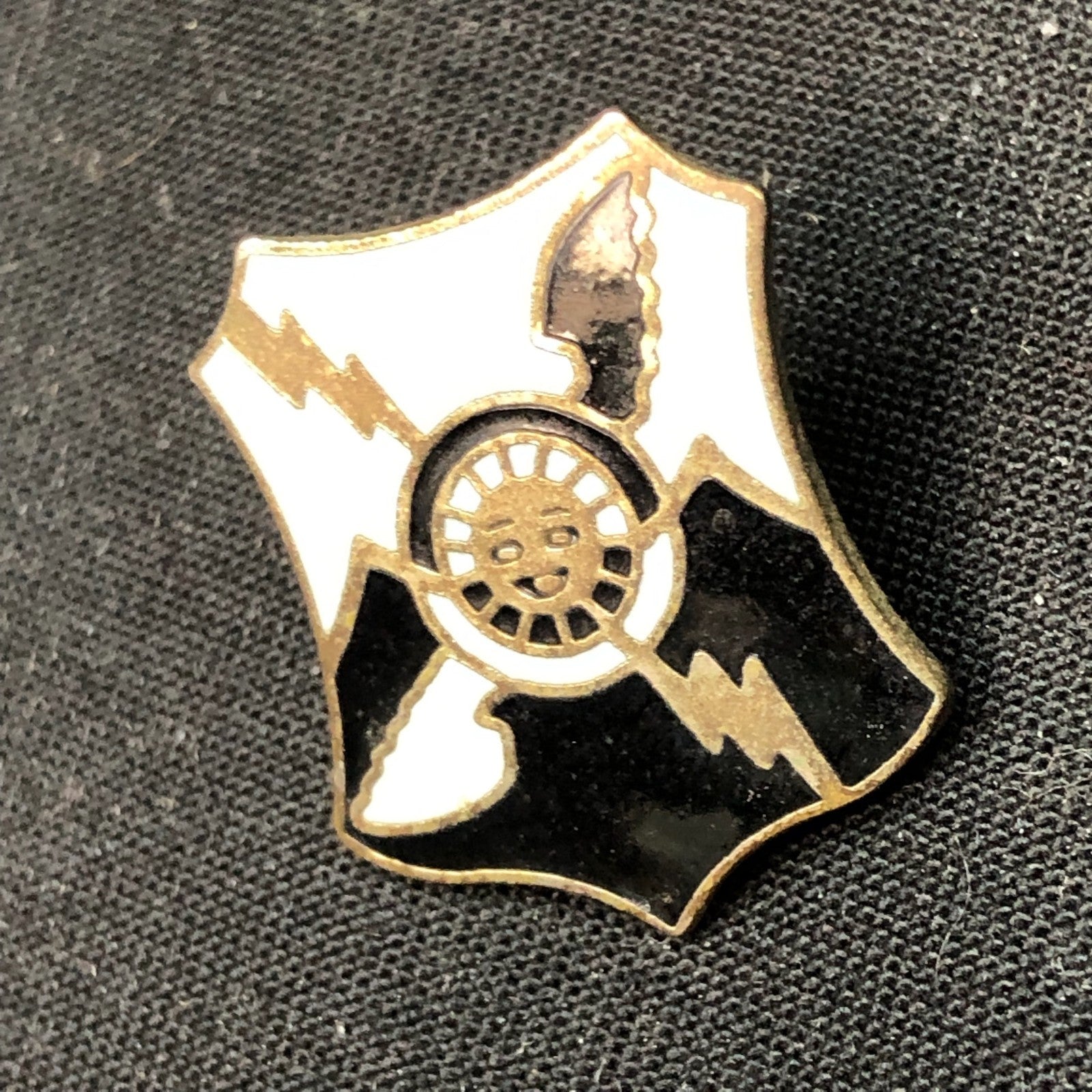 Vintage Enamel Pin - US Army - 61st Air Defense Artillery Regiment Badge - The Militaria Shop