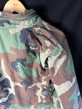 Lade das Bild in den Galerie-Viewer, Genuine US M65 Woodland Camouflage Field Jacket - Medium Regular - The Militaria Shop