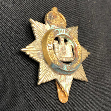 Lade das Bild in den Galerie-Viewer, Original British Army WW1 / WW2 The Devonshire Regiment Cap Badge - The Militaria Shop