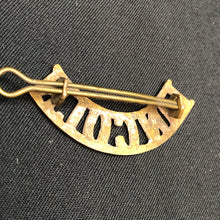 Load image into Gallery viewer, Original WW1 British Army Brass Shoulder Title - Lincoln Regiment - The Militaria Shop