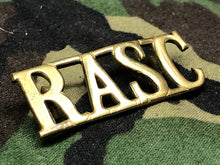 Lade das Bild in den Galerie-Viewer, Original WW2 British Army Brass Shoulder Title - RASC Army Service Corps - The Militaria Shop