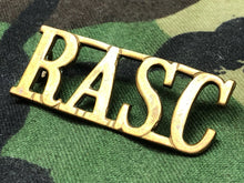 Lade das Bild in den Galerie-Viewer, Original WW2 British Army Brass Shoulder Title - RASC Army Service Corps - The Militaria Shop