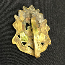 Load image into Gallery viewer, Original British Army WW1 / WW2 Bedfordshire & Hertfordshire Regiment Cap Badge - The Militaria Shop