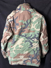 Lade das Bild in den Galerie-Viewer, Genuine US M65 Woodland Camouflage Field Jacket - Small Short - The Militaria Shop