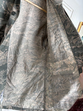 Charger l'image dans la galerie, Surplus US Air Force UCP Uniform Jacket 34 Regular - The Militaria Shop