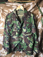 Charger l'image dans la galerie, Genuine British Army Lightweight Camouflaged Combat Jacket Woodland DPM 170/96 - The Militaria Shop