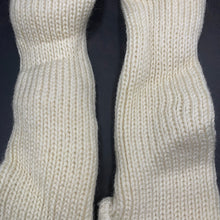 Lade das Bild in den Galerie-Viewer, British Army Issue Thick Cold Weather White Wool Wristlets Sleeves - The Militaria Shop