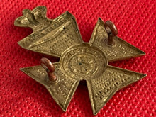 Lade das Bild in den Galerie-Viewer, Original Victorian Crown British Army The Kings Royal Rifle Corps Cap Badge - The Militaria Shop