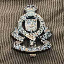 Load image into Gallery viewer, Original WW2 British Army Royal Army Ordnance Corps RAOC Cap Badge - The Militaria Shop