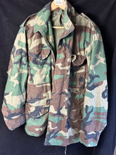 Lade das Bild in den Galerie-Viewer, Genuine US M65 Woodland Camouflage Field Jacket - Medium Long - The Militaria Shop