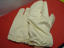 Charger l'image dans la galerie, Original WW2 British Army Gunners Winter White Gloves - Dated 1941 - The Militaria Shop