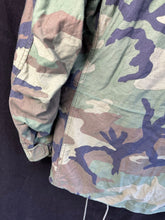 Lade das Bild in den Galerie-Viewer, Genuine US M65 Woodland Camouflage Field Jacket - Small Regular - The Militaria Shop