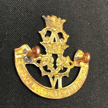 Charger l'image dans la galerie, Original British Army WW1 / WW2 Princess Louise Dragoon Guards Cap Badge - The Militaria Shop