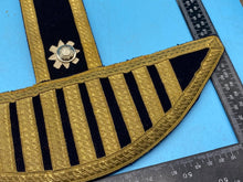 Lade das Bild in den Galerie-Viewer, Original Single British Army Scots Guards Bandsman's Epaulette / Wing / Swallows - The Militaria Shop