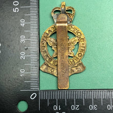 Charger l'image dans la galerie, Original Canadian Army Cap Badge - Royal Montreal Regiment - The Militaria Shop
