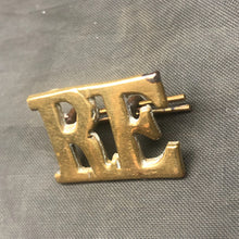 Load image into Gallery viewer, Original WW1 British Army Royal Engineers RE Brass Shoulder Title - The Militaria Shop