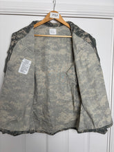 Charger l'image dans la galerie, Surplus US Army ACU Combat Uniform Jacket -Size Medium-Short - The Militaria Shop