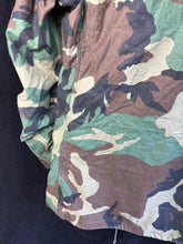 Lade das Bild in den Galerie-Viewer, Genuine US M65 Woodland Camouflage Field Jacket - Medium Long - The Militaria Shop