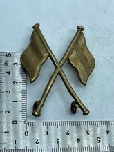 Load image into Gallery viewer, Original WW1 / WW2 British Army Signallers Flag Sleeve Qualification Badge - The Militaria Shop