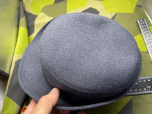 Lade das Bild in den Galerie-Viewer, Original British Women's - Royal Air Force RAF Cap & Badge - Size 54cm - The Militaria Shop