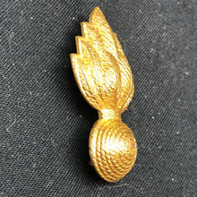 Lade das Bild in den Galerie-Viewer, Genuine British Army Cap Badge - Royal Engineers - The Militaria Shop