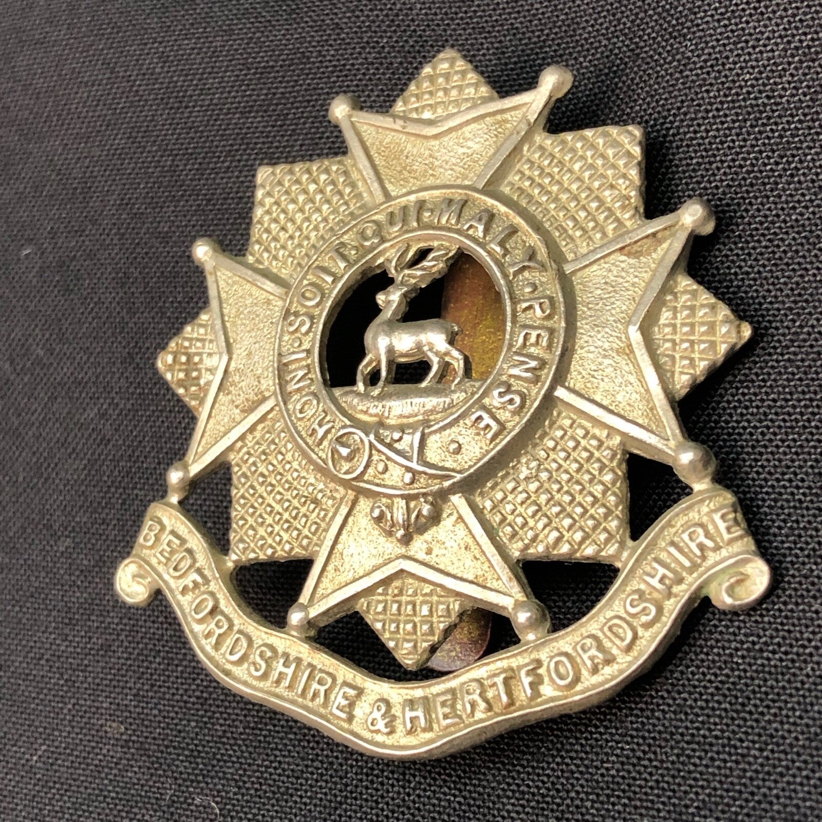 Original WW1 / WW2 British Army Bedfordshire & Hertfordshire Regiment Cap Badge - The Militaria Shop