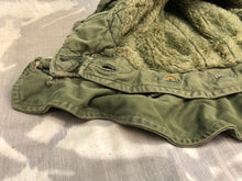 Lade das Bild in den Galerie-Viewer, Original Korean War Era British Army Middle Parka Detatchable Hood - The Militaria Shop