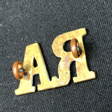 Charger l'image dans la galerie, Original WW1/WW2 British Army RA Royal Artillery Shoulder Title - The Militaria Shop