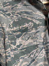 Charger l'image dans la galerie, Surplus US Air Force UCP Uniform Jacket 36R - The Militaria Shop