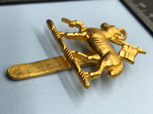 Lade das Bild in den Galerie-Viewer, Genuine British Army Queen's Royal Regiment (West Surrey) Cap Badge - The Militaria Shop