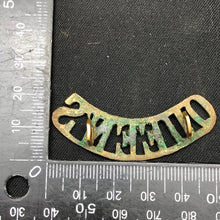 Lade das Bild in den Galerie-Viewer, Original WW1 British Army Brass Shoulder Title - Queen's Regiment - The Militaria Shop