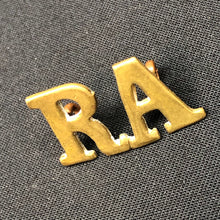 Load image into Gallery viewer, Original WW1/WW2 British Army RA Royal Artillery Shoulder Title - The Militaria Shop