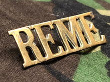 Lade das Bild in den Galerie-Viewer, Original WW2 British Army Brass Shoulder Title - REME Royal Engineers - The Militaria Shop