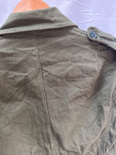 Lade das Bild in den Galerie-Viewer, Genuine British Army 1967 Pattern Green Jacket Overall - Size 6 - 43" Chest - The Militaria Shop