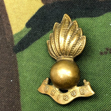 Charger l'image dans la galerie, Original WW2 British Army Collar Badge - Royal Artillery - The Militaria Shop