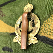 Lade das Bild in den Galerie-Viewer, Original WW1 British Cap Badge - Northumberland Hussars - The Militaria Shop
