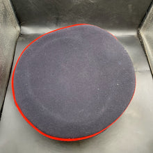 Lade das Bild in den Galerie-Viewer, British Army Peaked Cap - Royal Artillery - Size 58cm - The Militaria Shop